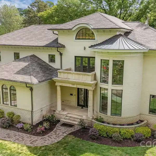 BEAUTIFUL CUSTOM-BUILT MYERS PARK HOME