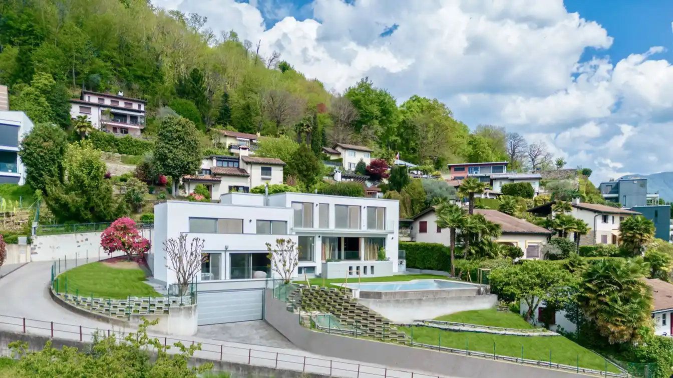 Spacious Pool Villa with Lake View