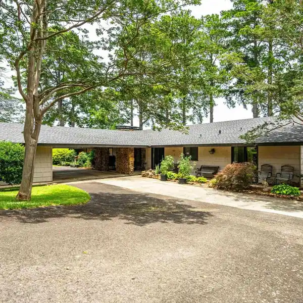 IDEAL HOME TO CREATE LASTING MEMORIES BY THE WATER
