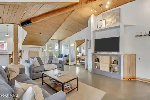 Upgraded Top-floor Corner Condo in Empire House