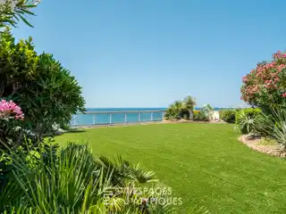 Prestigious Top Floor Residence Facing the Sea