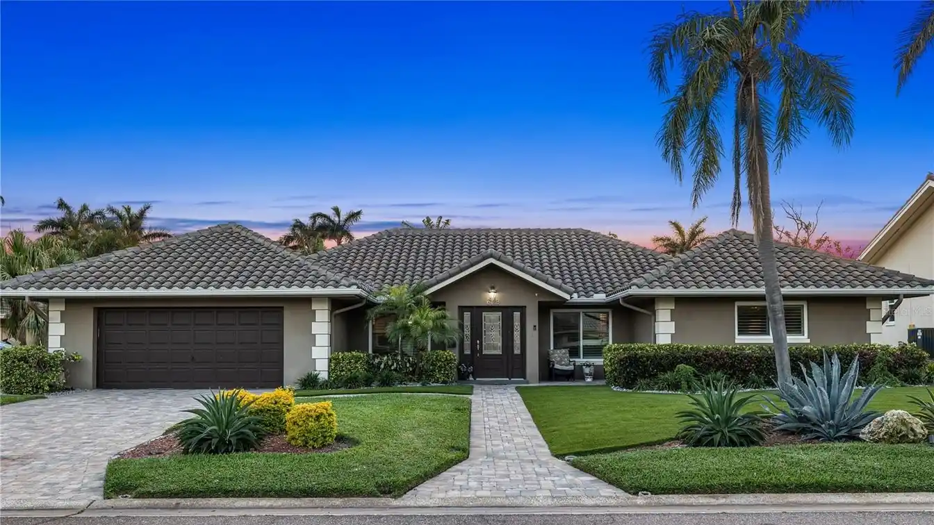 Beautiful Residence in Bayway Isles