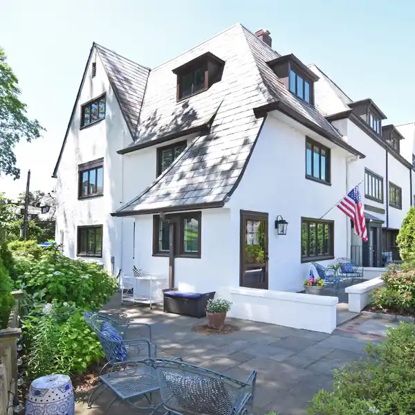 STYLISH CORNER TOWNHOUSE