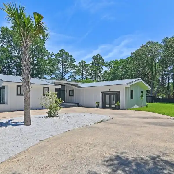 EXCEPTIONAL CANAL-FRONT RETREAT