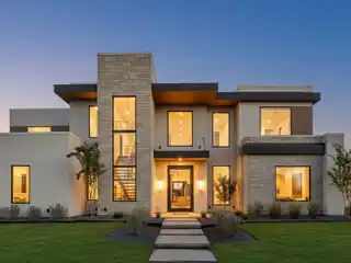 Sun-Filled Interiors with Expansive Glass Walls