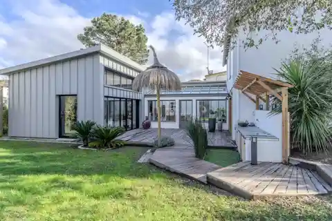 Contemporary Villa in a Peaceful Setting