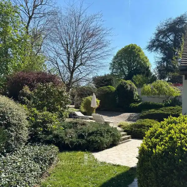 SPACIOUS, PRIVATE VILLA WITH LUSH LANDSCAPED GROUNDS