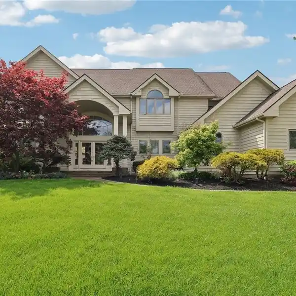 BEAUTIFULLY MAINTAINED HOME IN THE BARRINGTON GOLF COMMUNITY