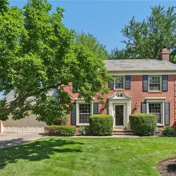 LAKEFRONT GEORGIAN COLONIAL REVIVAL