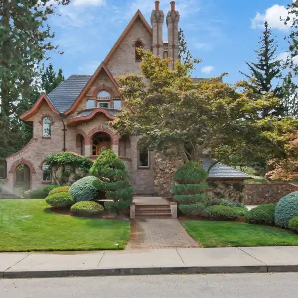MODERN CASTLE IN GRAPETREE