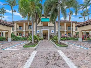 Gorgeous End Unit in the Cottages at Naples Bay Resort