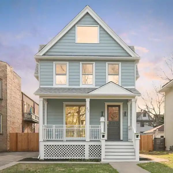 ONE-OF-A-KIND RESIDENCE IN RIDGELAND HISTORIC DISTRICT
