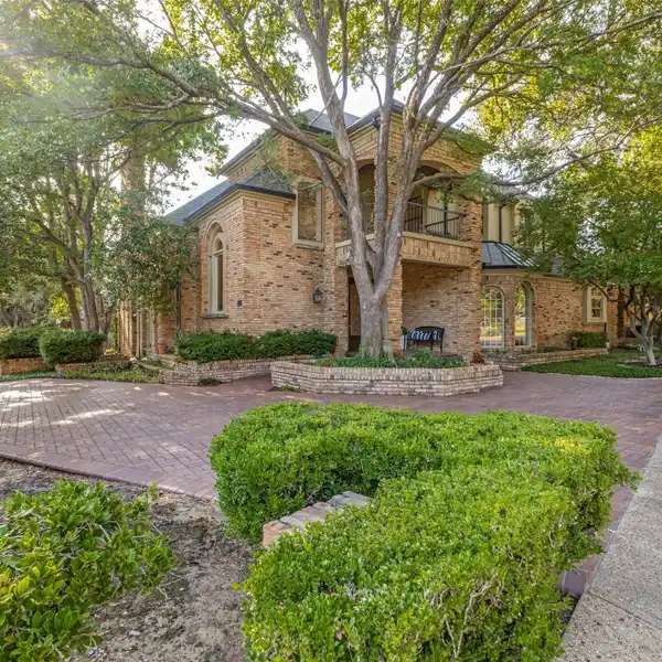 ELEGANT HOME IN GLEN LAKES