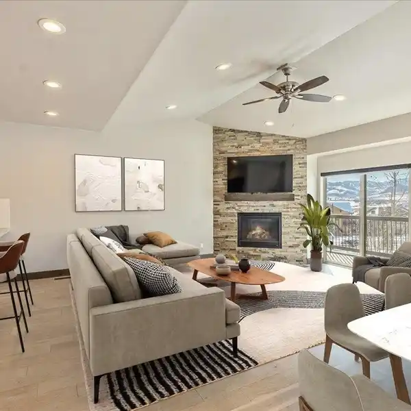 IMPECCABLE TOWNHOME IN CONVENIENT LOCATION