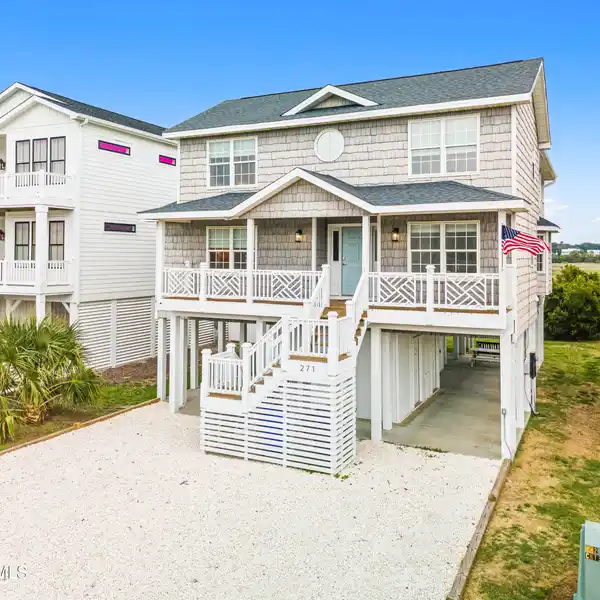 BEAUTIFULLY STYLED COASTAL RETREAT