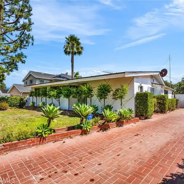 BEAUTIFULLY MAINTAINED GEM IN PRESTIGIOUS WESTPORT HEIGHTS