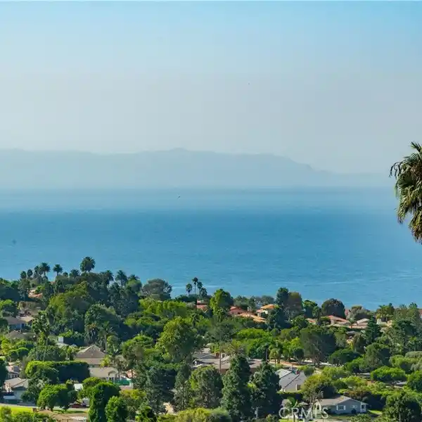 EXCEPTIONAL CONTEMPORARY HOME WITH PANORAMIC VIEWS