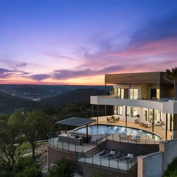 UNPARALLELED LUXURY AND SWEEPING WATERFRONT VIEWS ON LAKE TRAVIS