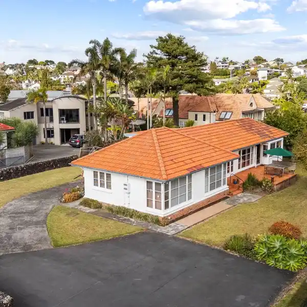 PRIME DEVELOPMENT OPPORTUNITY ON EXPANSIVE ELEVATED LAND