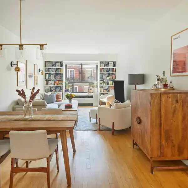 CLASSIC APARTMENT ON TREE-LINED BLOCK