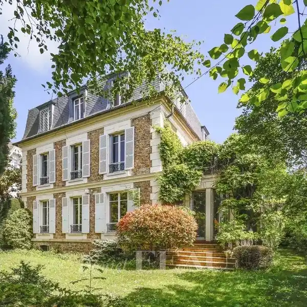 SPACIOUS HOME IN A LEAFY SETTING