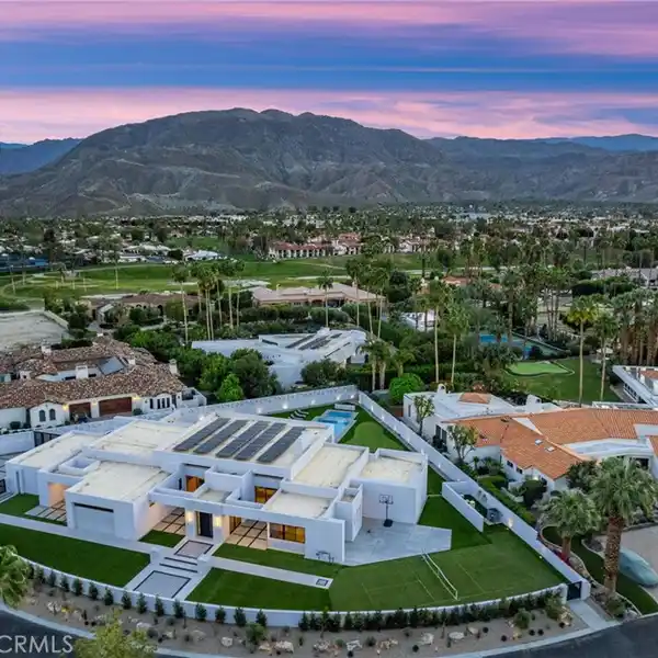 MODERN LUXURY IN PRESTIGIOUS CLANCY LANE ESTATES