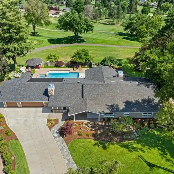 STUNNING HOME ON THE ROGUE VALLEY COUNTRY CLUB GOLF COURSE