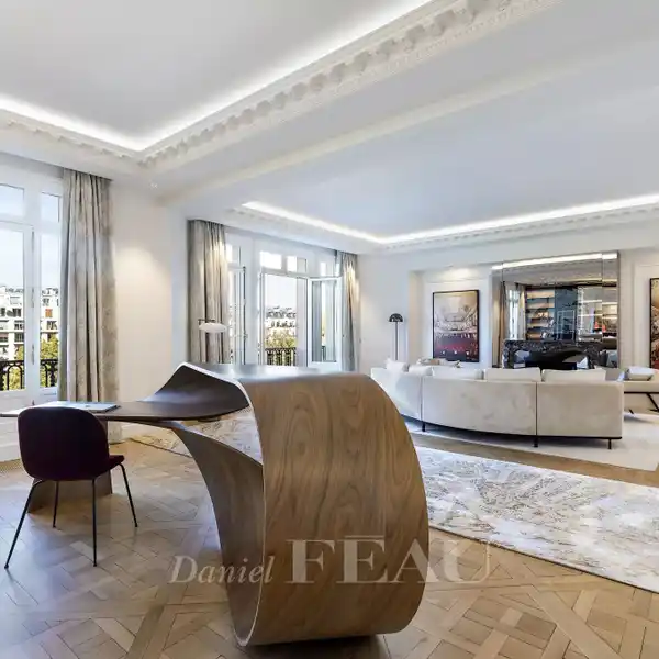 FINELY DETAILED LIGHT-FILLED APARTMENT