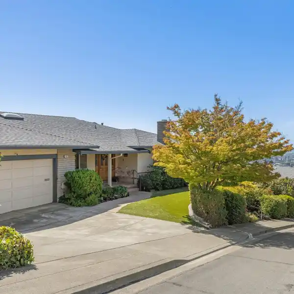 SPACIOUS BAY-O-VISTA HOME
