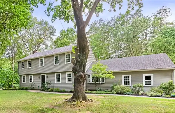 MOVE-IN READY COLONIAL IN TOP SCHOOL DISTRICT