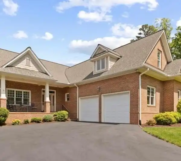 LUXURY AND TRANQUILITY ON THE RICHMOND COUNTRY CLUB GOLF COURSE