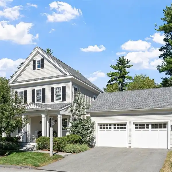 STUNNING COLONIAL-STYLE DETACHED SINGLE FAMILY CONDO