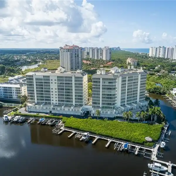 RARE RESIDENCE IN REGATTA