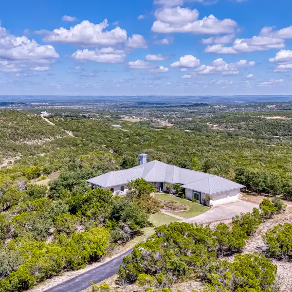 EXTRAORDINARY LUXURIOUS RETREAT