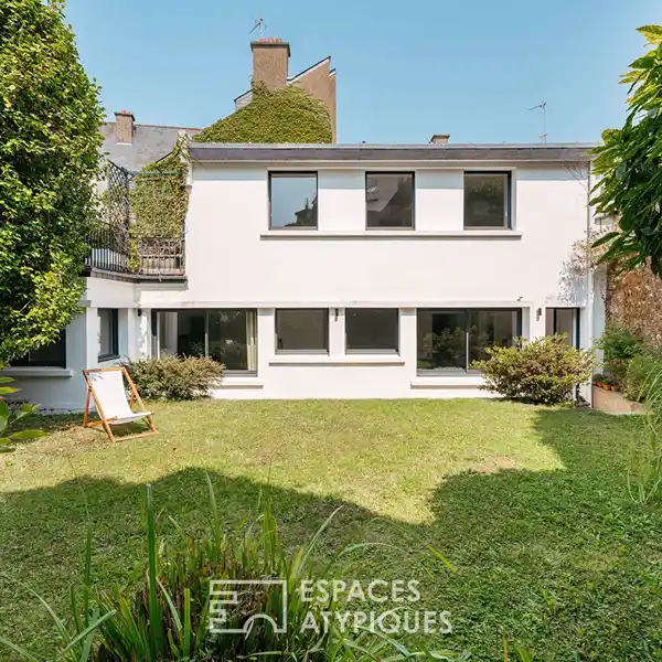 FULLY RENOVATED TOWNHOUSE STEPS FROM THE MARKET SQUARE