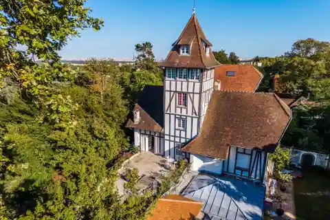 First Floor Apartment in the Manoir De Buzenval
