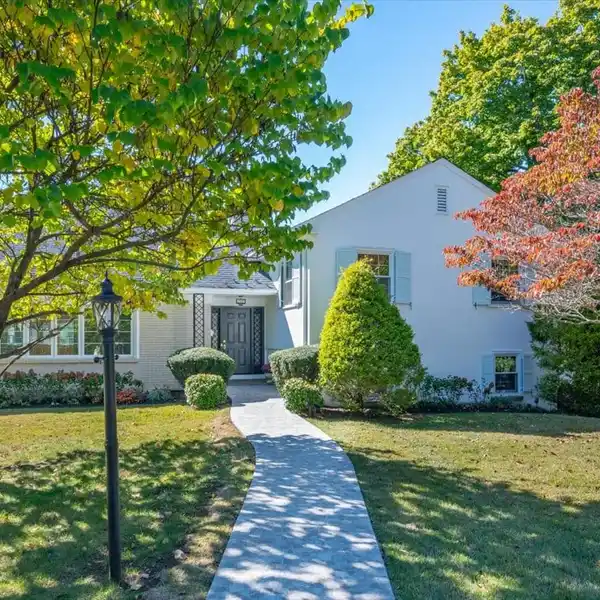 FULLY REIMAGINED RESIDENCE IN THE HEART OF ELMSMERE ESTATES