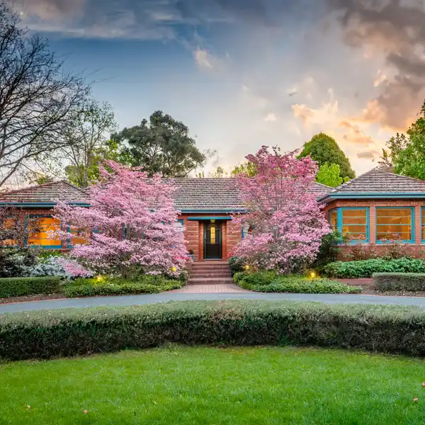 CHARMING SINGLE-LEVEL COTTAGE