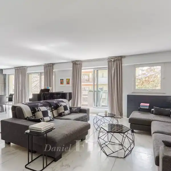 SPACIOUS FAMILY APARTMENT OVERLOOKING PEACEFUL GARDENS