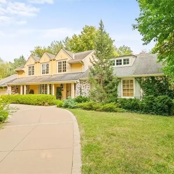 EXTRAORDINARY HOME WITH BACKYARD SANCTUARY