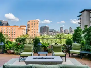 Beautiful Fourth-Floor Residence with Treetop and Downtown Views