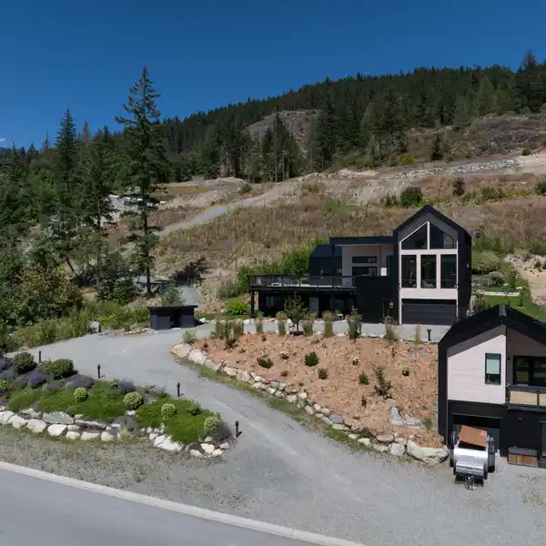 MOUNTAIN LIFESTYLE WITH MODERN DESIGN