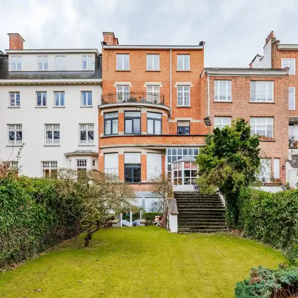 CAPTIVATING 1925 MANSION