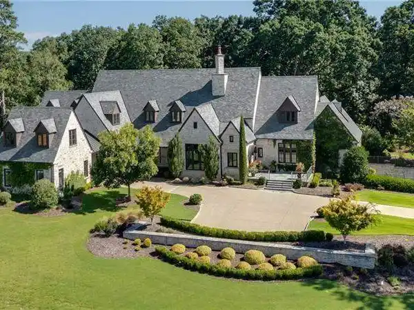EXCEPTIONAL PROPERTY IN EXCLUSIVE RIVERS EDGE