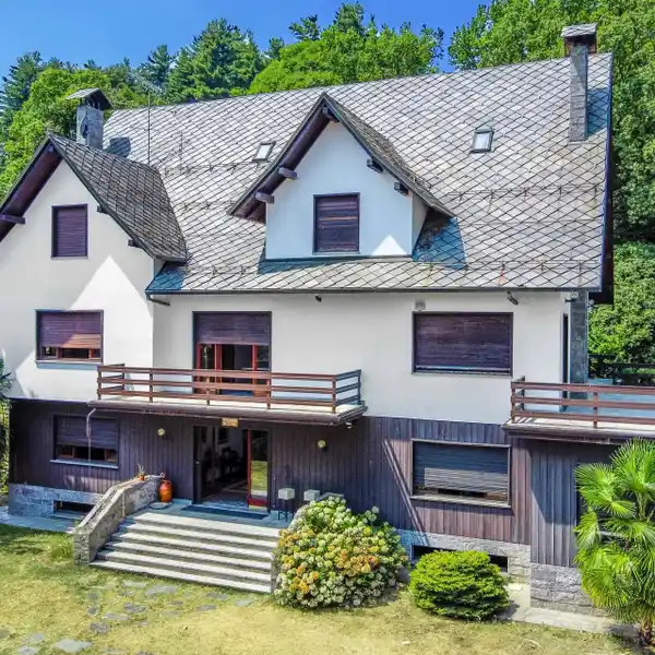 EXCLUSIVE PROPERTY ABOVE THE LAKE
