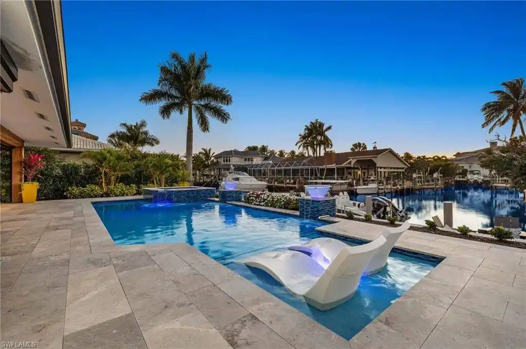 Gorgeous Fully Renovated Home on a T-canal