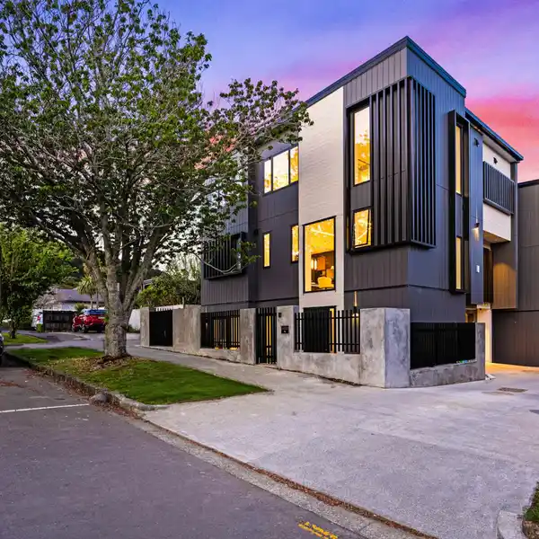 CONVENIENCE MEETS COMFORT IN AN UNBEATABLE LOCATION