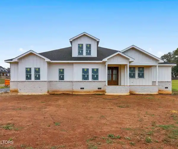 NEW MANOR RANCH WITH ELEGANT OPEN DESIGN