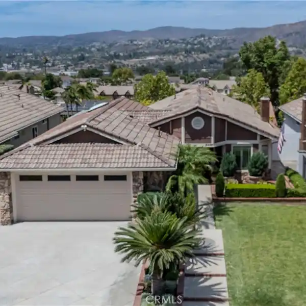 SINGLE-STORY LUXURY HOME WITH GOURMET KITCHEN