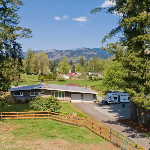 BEAUTIFULLY UPDATED ONE-STORY EQUESTRIAN PROPERTY